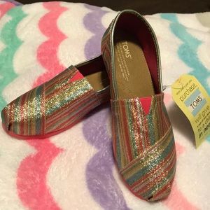 NWT Toms youth sz 5.